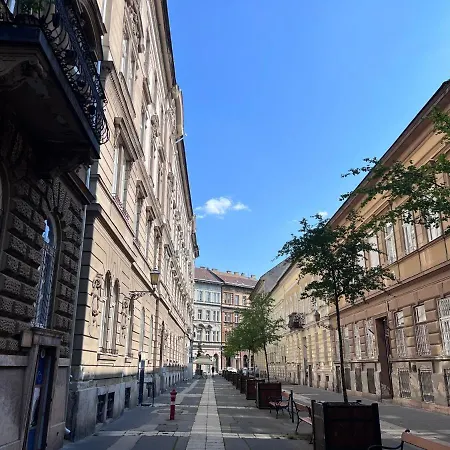 Free Parking, Downtown Near New York Cafe Apartment Budapest